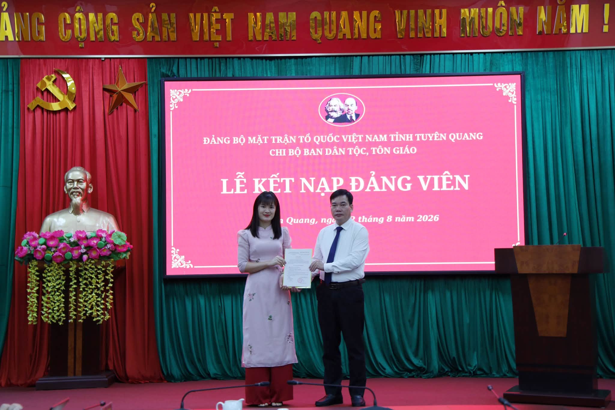 Chi bộ Ban Dân tộc, tôn giáo trực thuộc Đảng bộ Mặt trận Tổ quốc Việt Nam tỉnh tổ chức Lễ kết nạp đảng viên mới