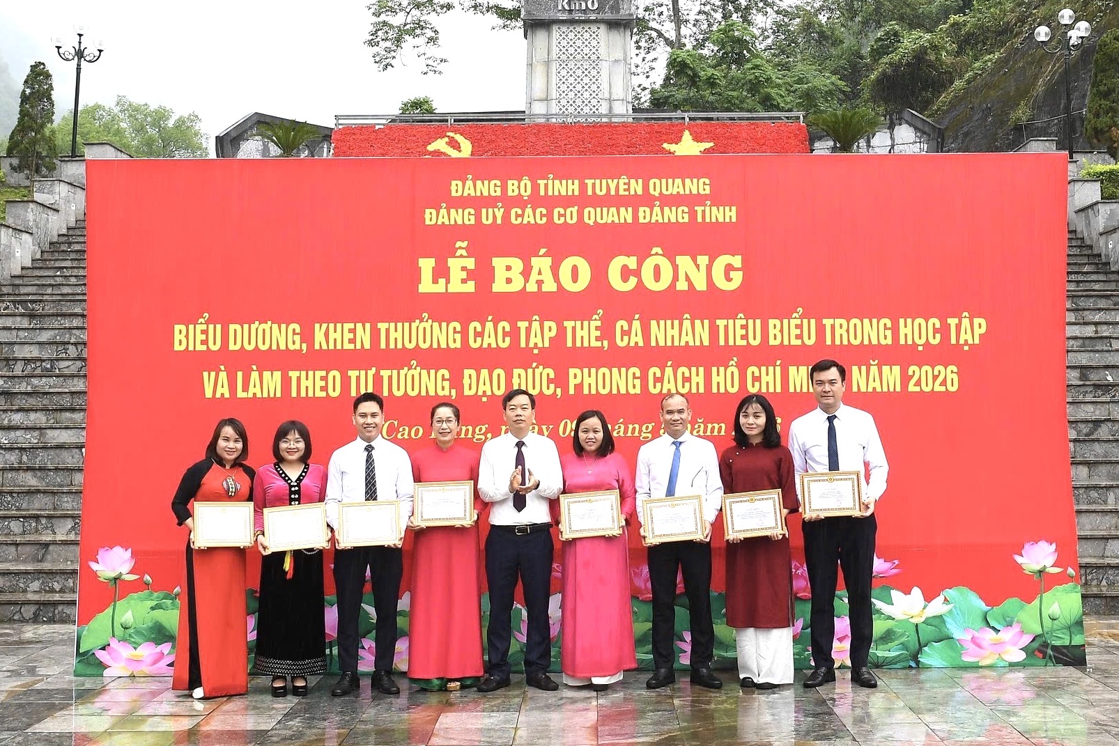 Đẩy mạnh học tập và làm theo tư tưởng, đạo đức, phong cách Hồ Chí Minh trong Đảng bộ các cơ quan Đảng tỉnh Tuyên Quang