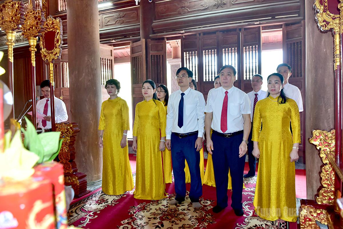 Dâng hương kỷ niệm 106 năm Ngày sinh đồng chí Tố Hữu