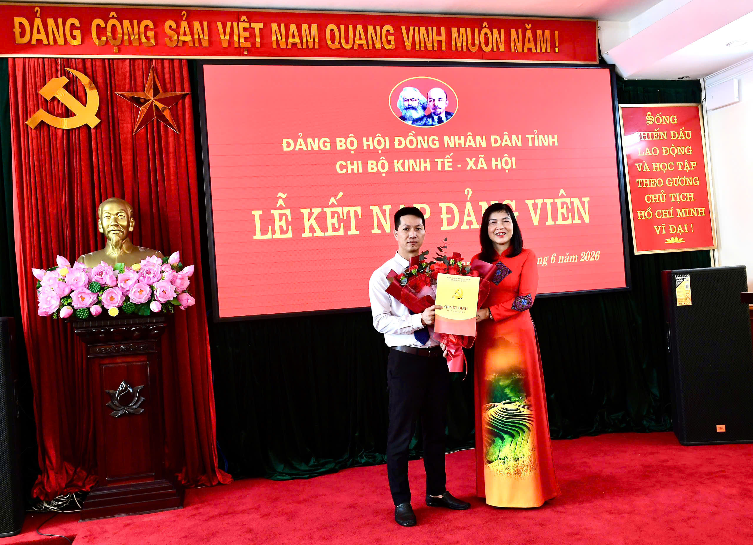 Chi bộ kinh tế - xã hội, đảng bộ hội đồng nhân dân tỉnh tổ chức lễ kết nạp đảng viên mới