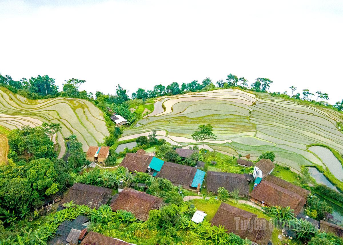 Xã Hồng Thái có độ cao trên 1.000m so với mặt nước biển, 4 mùa quanh năm mây phủ. Khi trời đất giao hòa, những biển mây như những cục bông khổng lồ bồng bềnh, vương vất quanh triền núi.