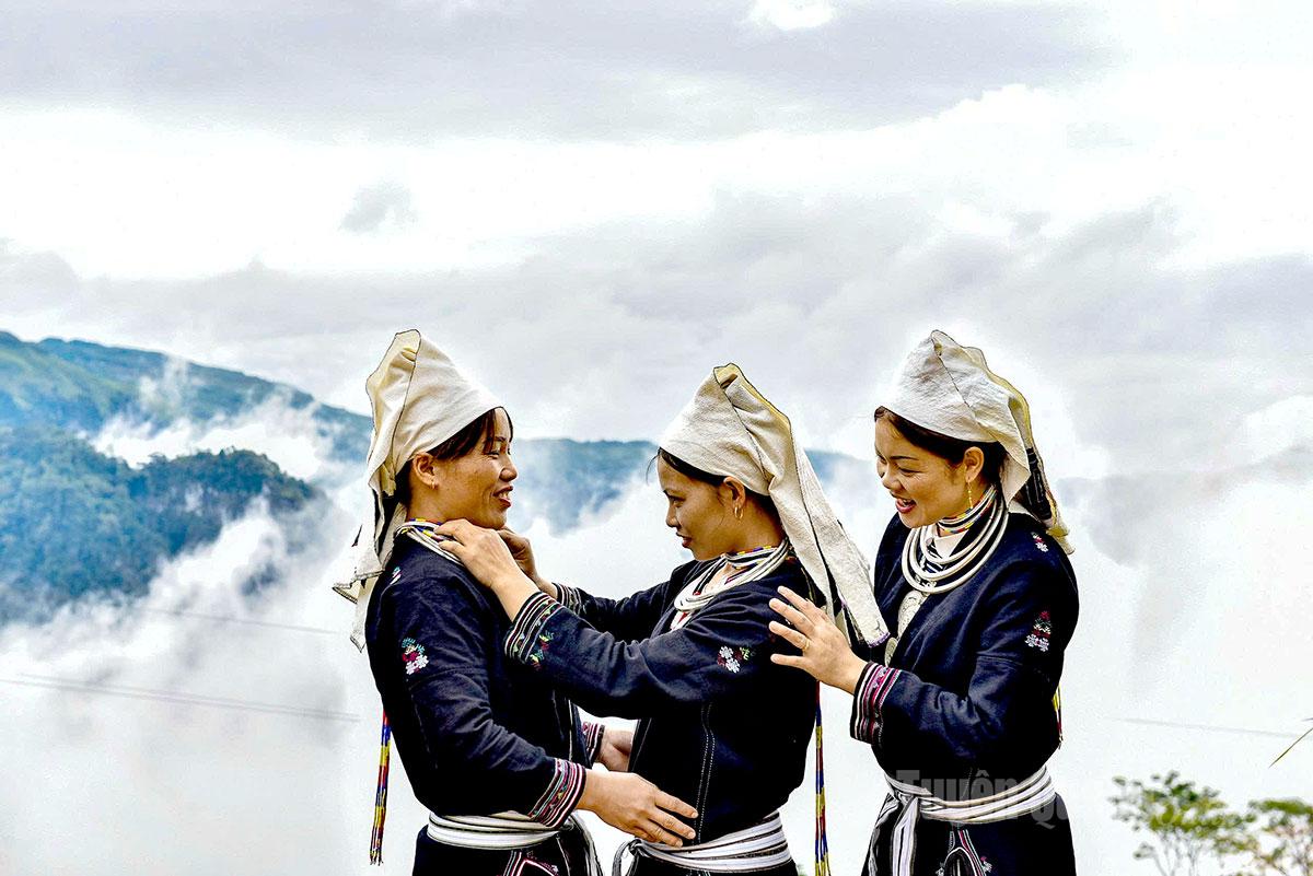 Xã Hồng Thái có độ cao trên 1.000m so với mặt nước biển, 4 mùa quanh năm mây phủ. Khi trời đất giao hòa, những biển mây như những cục bông khổng lồ bồng bềnh, vương vất quanh triền núi.