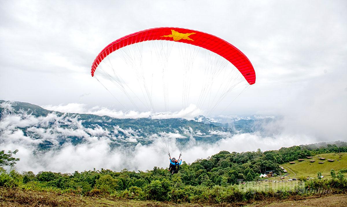 Xã Hồng Thái có độ cao trên 1.000m so với mặt nước biển, 4 mùa quanh năm mây phủ. Khi trời đất giao hòa, những biển mây như những cục bông khổng lồ bồng bềnh, vương vất quanh triền núi.