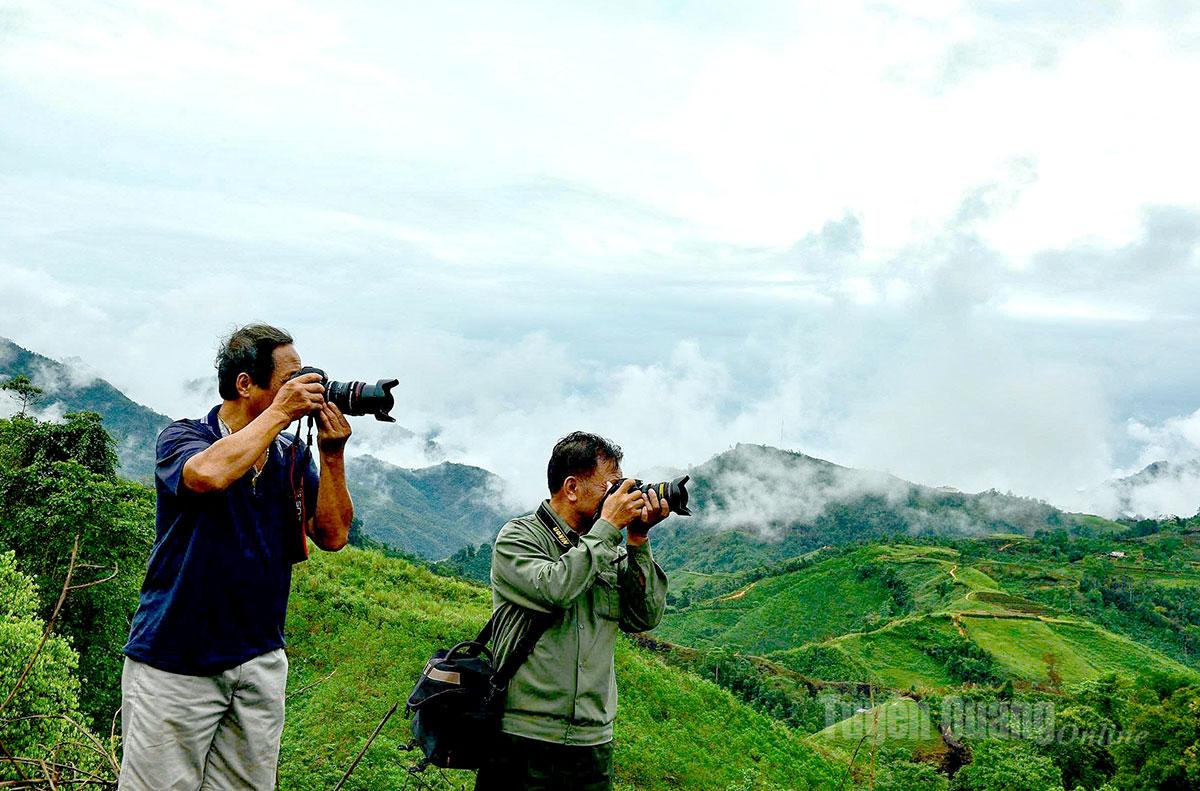 Xã Hồng Thái có độ cao trên 1.000m so với mặt nước biển, 4 mùa quanh năm mây phủ. Khi trời đất giao hòa, những biển mây như những cục bông khổng lồ bồng bềnh, vương vất quanh triền núi.
