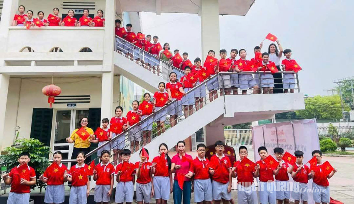 Không khí chào mừng kỷ niệm 50 năm Ngày hội thống nhất non sông