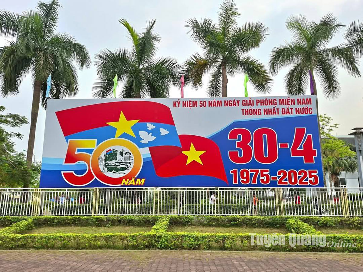 Các tấm pano khổ lớn đặt tại Trung tâm Hội nghị tỉnh thể hiện tinh thần Ngày hội thống nhất non sông