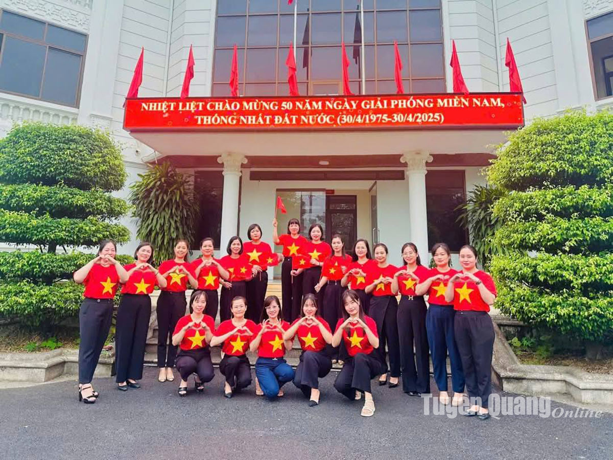 Cán bộ, công chức Sở Công Thương tự hào với màu cờ sắc áo của Tổ quốc.