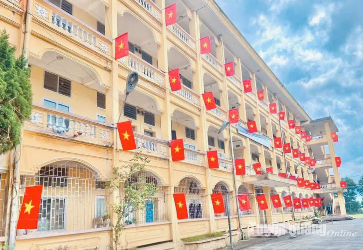 Ký túc xá trường Đại học Tân Trào treo cờ Tổ quốc rực rỡ chào mừng Ngày hội thống nhất non sông