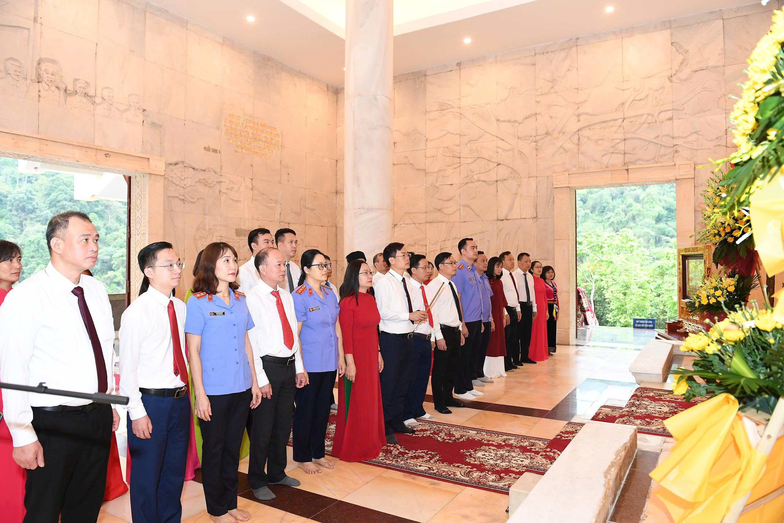 Các đại biểu dâng hoa, dâng hương tại Khu di tích Quốc gia đặc biệt Pác Bó, xã Trường Hà, tỉnh Cao Bằng 