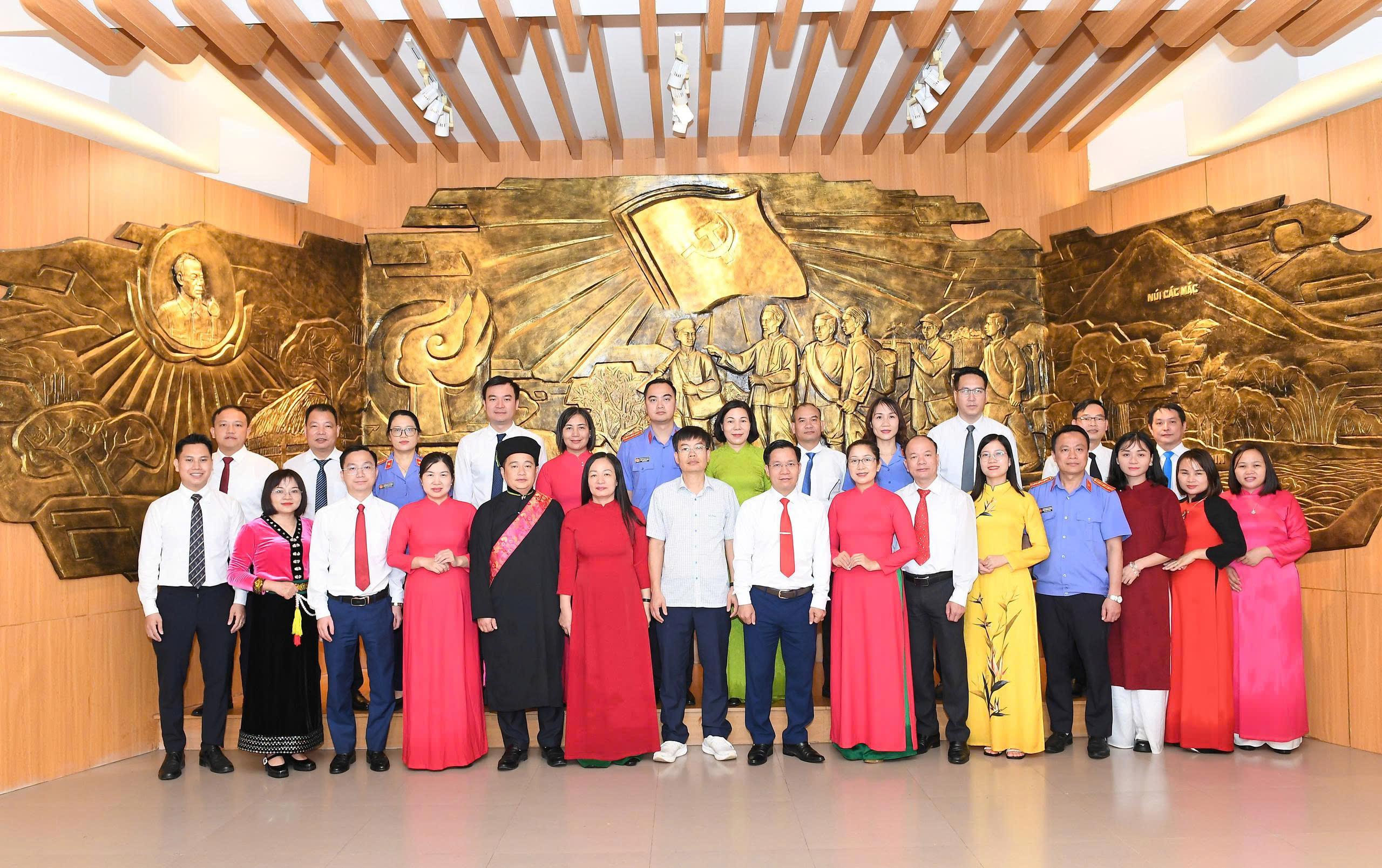 Đoàn đại biểu chụp ảnh lưu niệm tạinNhà trưng bày khu di tích quốc gia đặc biệt Pác Bó