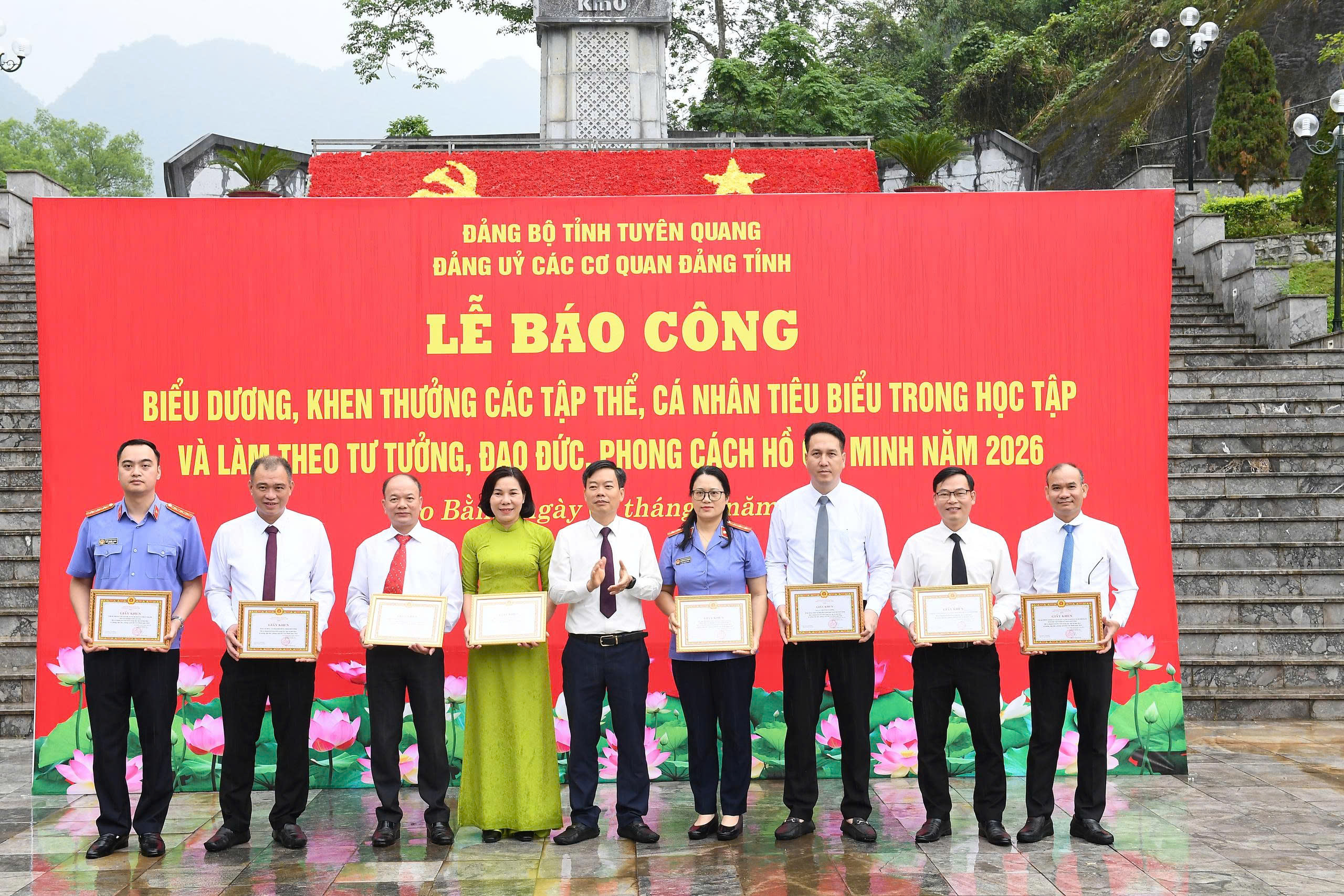 Các tập thể tiêu biểu trong học tập và làm theo tư tưởng, đạo đức, phong cách Hồ Chí Minh được Ban Thường vụ Đảng uỷ tặng giấy khen