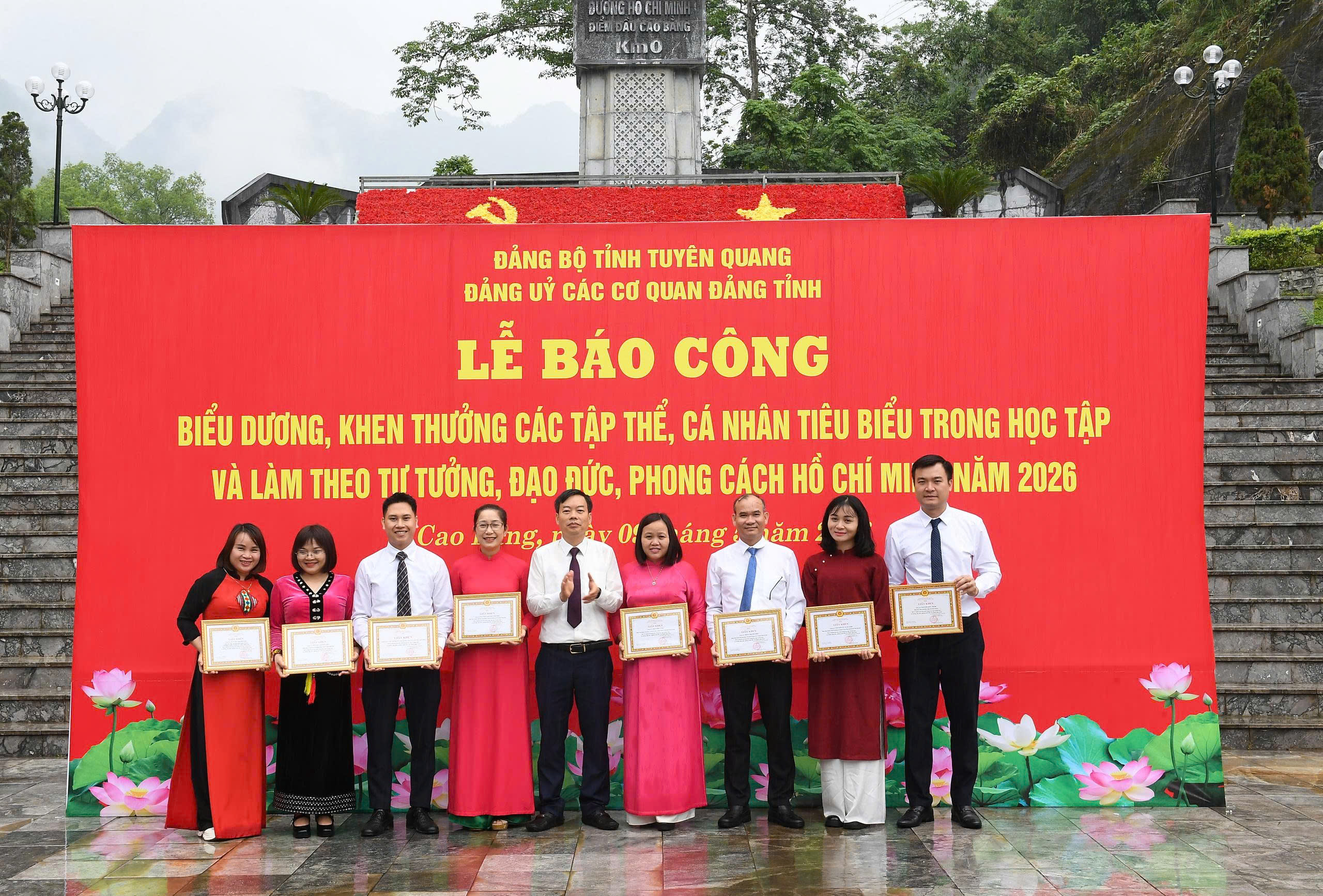 Các cá nhân tiêu biểu trong học tập và làm theo tư tưởng, đạo đức, phong cách Hồ Chí Minh được Ban Thường vụ Đảng uỷ tặng giấy khen