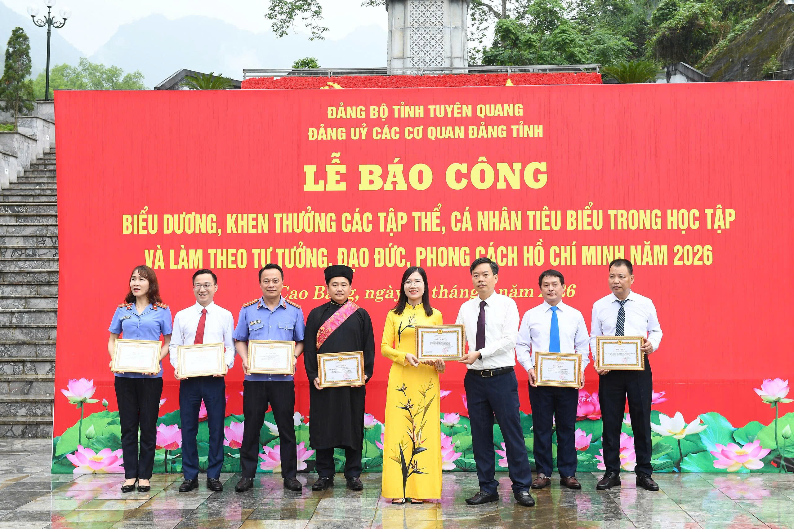 Các cá nhân tiêu biểu trong học tập và làm theo tư tưởng, đạo đức, phong cách Hồ Chí Minh được Ban Thường vụ Đảng uỷ tặng giấy khen