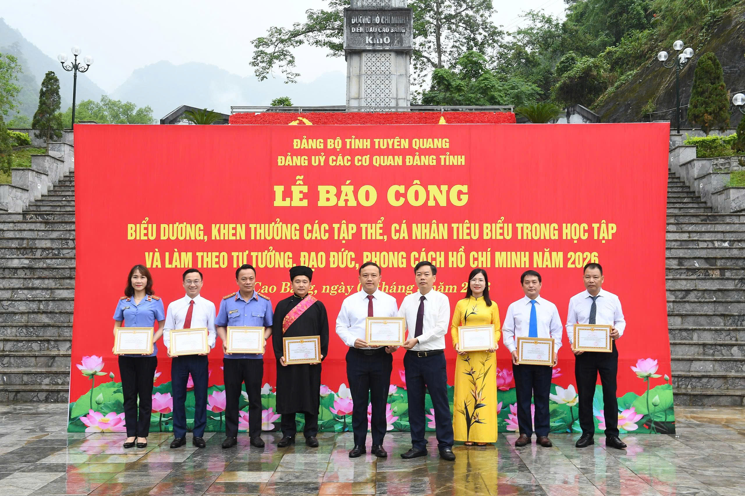 Các cá nhân tiêu biểu trong học tập và làm theo tư tưởng, đạo đức, phong cách Hồ Chí Minh được Ban Thường vụ Đảng uỷ tặng giấy khen