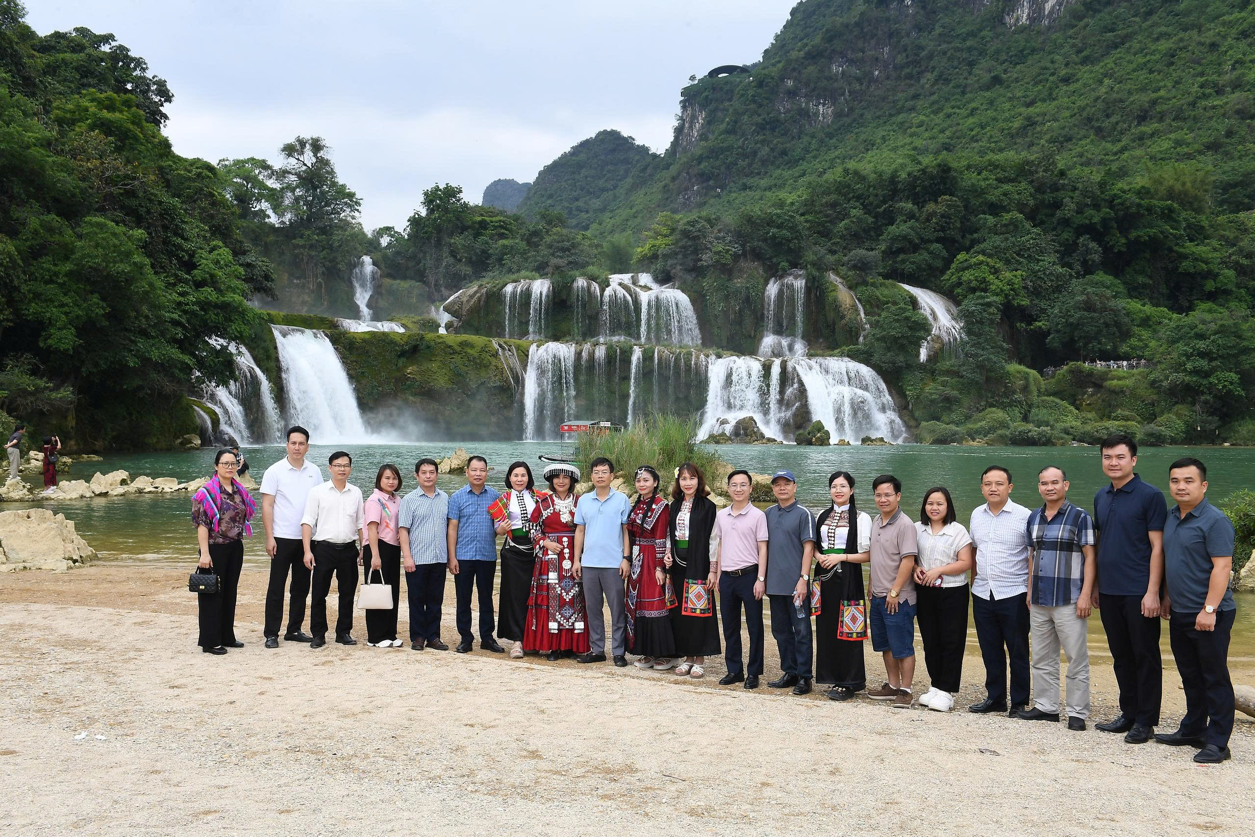 Đoàn đại biểu chụp ảnh lưu niệm tại Thác Bản Giốc - Cao Bằng